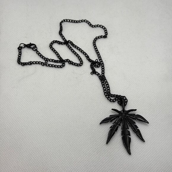 Brand New!! Pot leaf pendant with chain - Picture 1 of 4